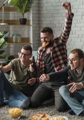 amigos-do-sexo-masculino-alegres-assistindo-esportes-na-tv-e-comendo-pizza-min-2048×1363.jpg amigos-do-sexo-masculino-alegres-assistindo-esportes-na-tv-e-comendo-pizza-min-2048x1363.jpg